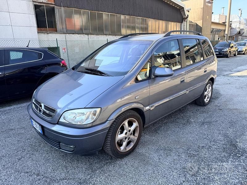 Usata Opel Zafira 101 CV (74 kW) 2005 Grigio Monovolume