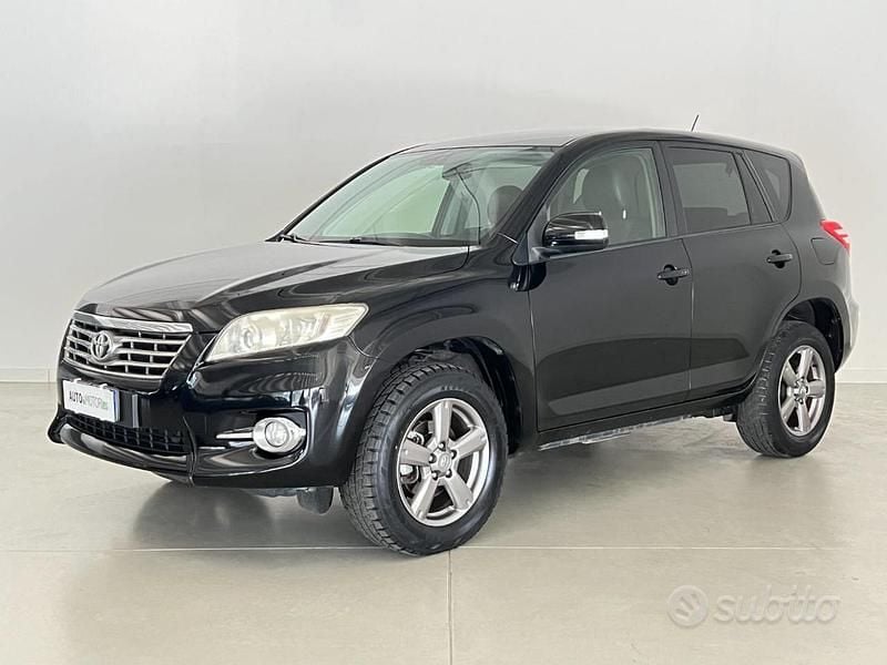 Nero Usata 2012 Toyota RAV4 Lounge SUV | 12.700 € (Buon prezzo) - Immagine 1/4