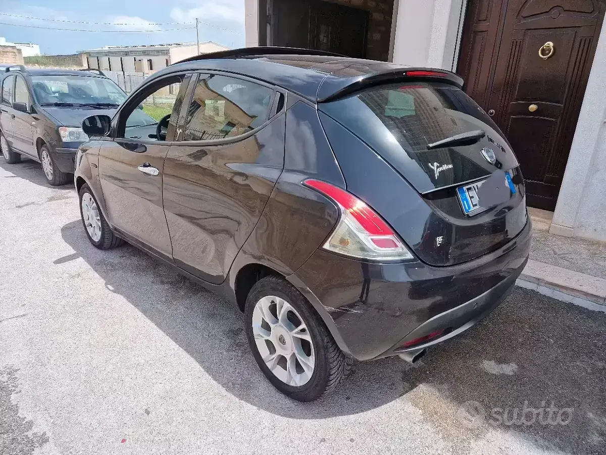 Usado Lancia Ypsilon 95 HP (69 kW) 2014 Preto Citadino