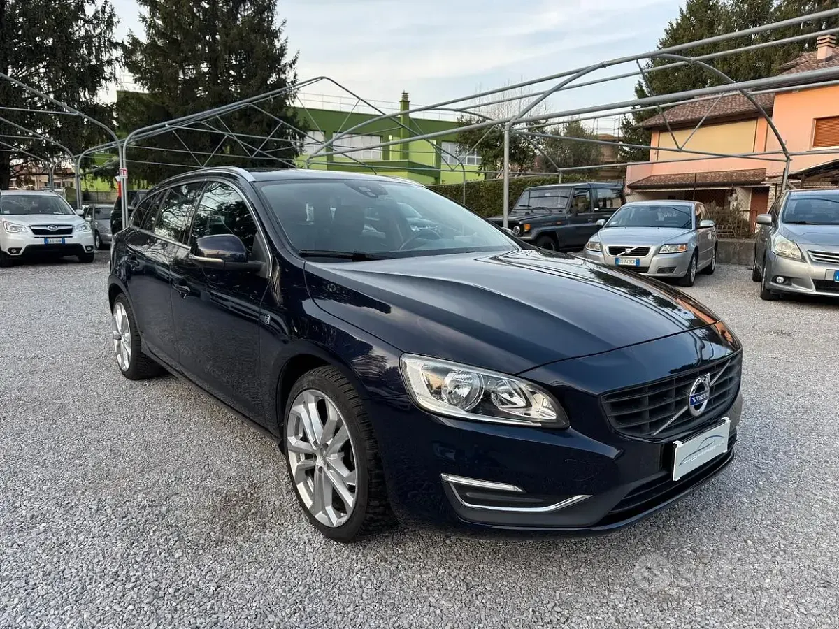 Usata Volvo V60 Ocean Race 120 CV (88 kW) 2016 Blu Station wagon