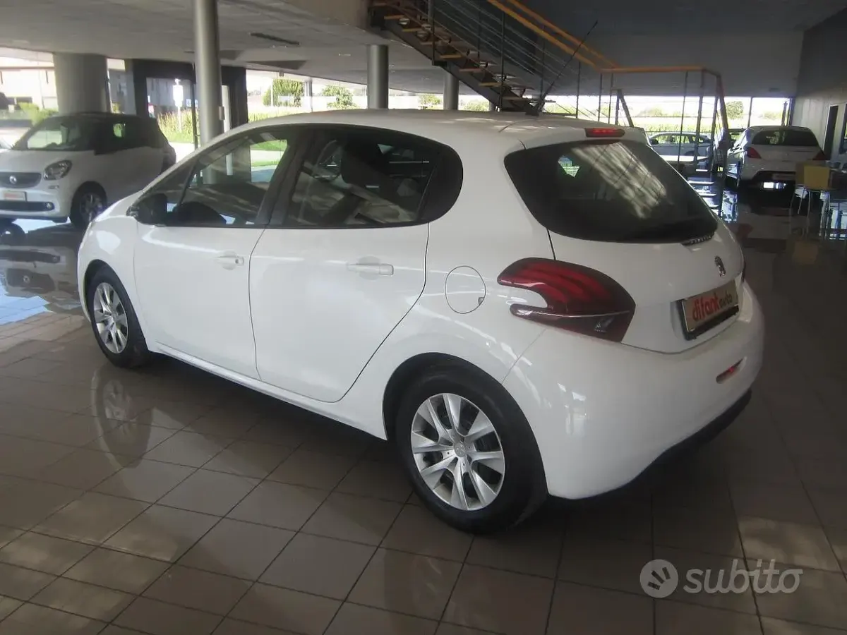 Usata Peugeot 208 Active 68 CV (50 kW) 2017 Bianco Utilitaria