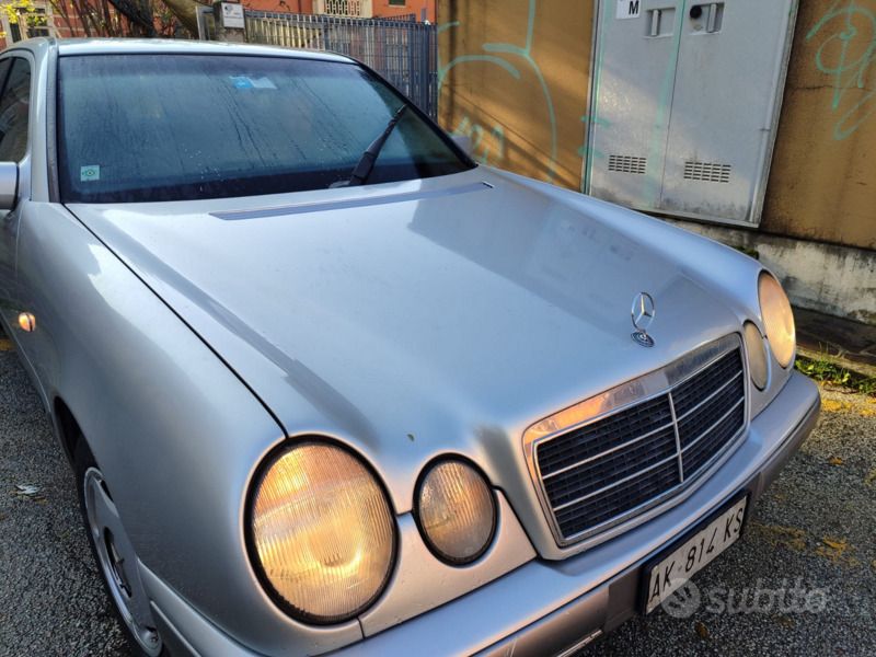Grigio Usata 1996 Mercedes E200 Tre volumi | 4800 € (Super prezzo) - Immagine 1/4