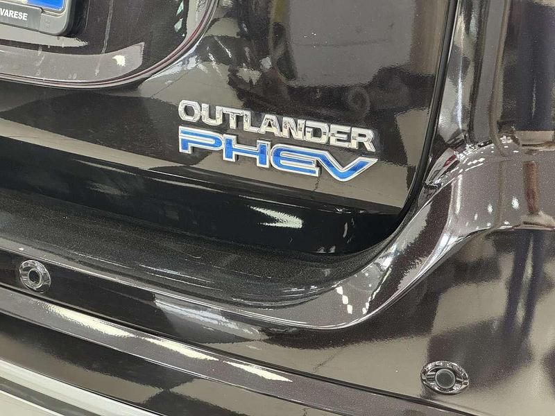 Usata Mitsubishi Outlander P-HEV Instyle 135 CV (99 kW) 2019 Nero SUV