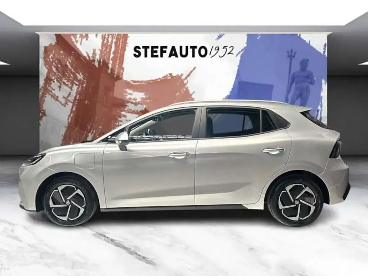 Nuova MG MG4 EV Comfort 67 kW (92 CV) 2026 Medal silver Utilitaria