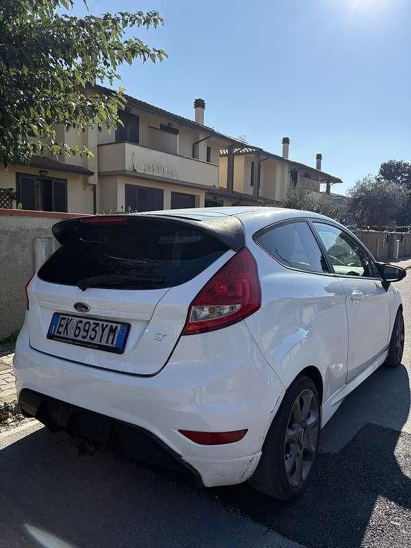 Usata Ford Fiesta Individual 95 CV (69 kW) 2012 Berlina