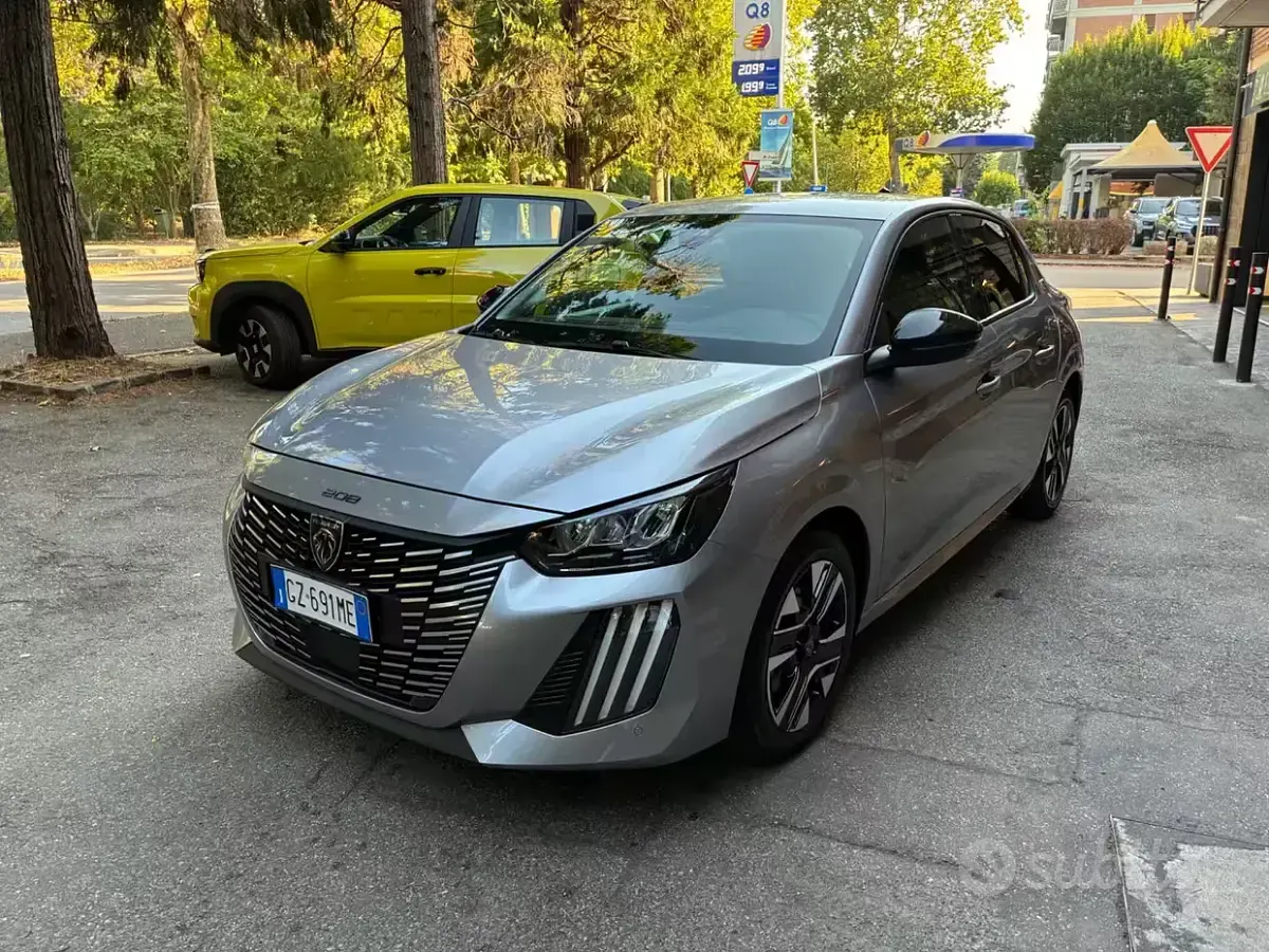 Usata Peugeot 208 Allure 101 CV (74 kW) 2025 Grigio Utilitaria