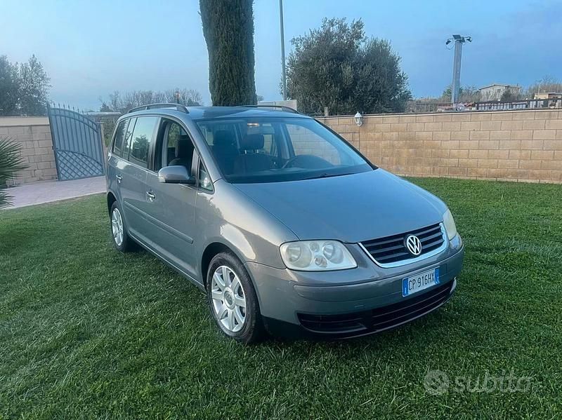 Usata VW Touran Trendline 105 CV (77 kW) 2004 Grigio Monovolume