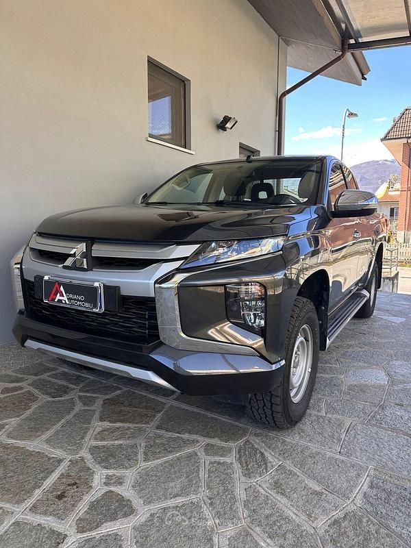 Usata Mitsubishi L200 Invite 150 CV (110 kW) 2020 Nero Pick-up