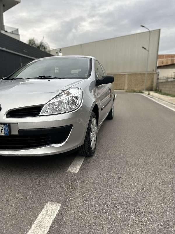 Usata Renault Clio II 75 CV (55 kW) 2007 Berlina