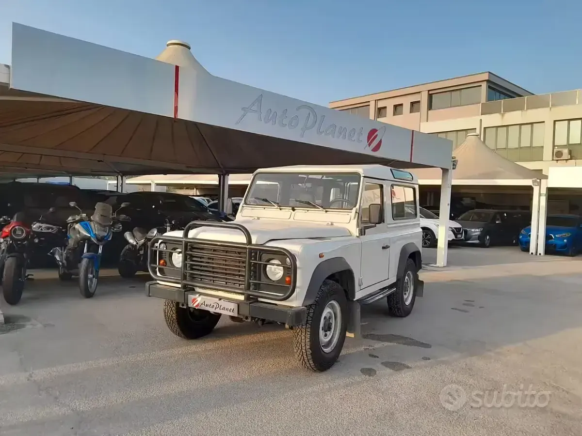 Usata Land Rover Defender 122 CV (89 kW) 1999 Bianco Station wagon