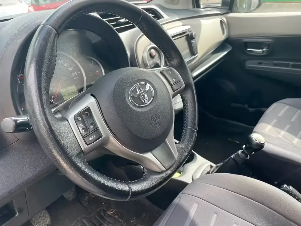 Usata Toyota Yaris Lounge 89 CV (65 kW) 2014 Grigio Utilitaria
