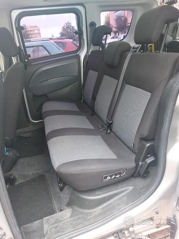 Usata Fiat Doblò 100 CV (73 kW) 2012 Grigio Monovolume