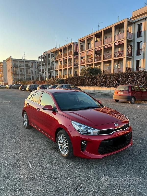 Usata Kia Rio Active 101 CV (74 kW) 2018 Rosso Berlina