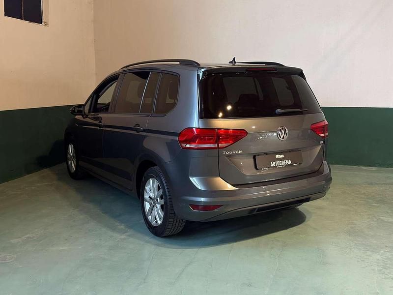 Usata VW Touran Highline 116 CV (85 kW) 2018 Grigio canna di fucile Monovolume