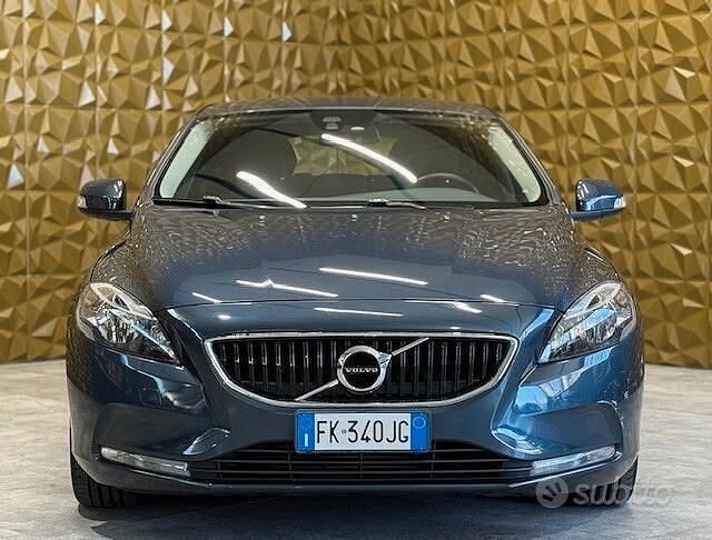 Usata Volvo V40 Business Edition 120 CV (88 kW) 2017 Blu Berlina