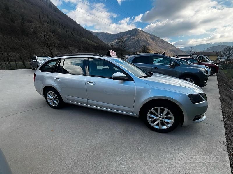 Usata Skoda Octavia Executive 116 CV (85 kW) 2017 Argento Station wagon