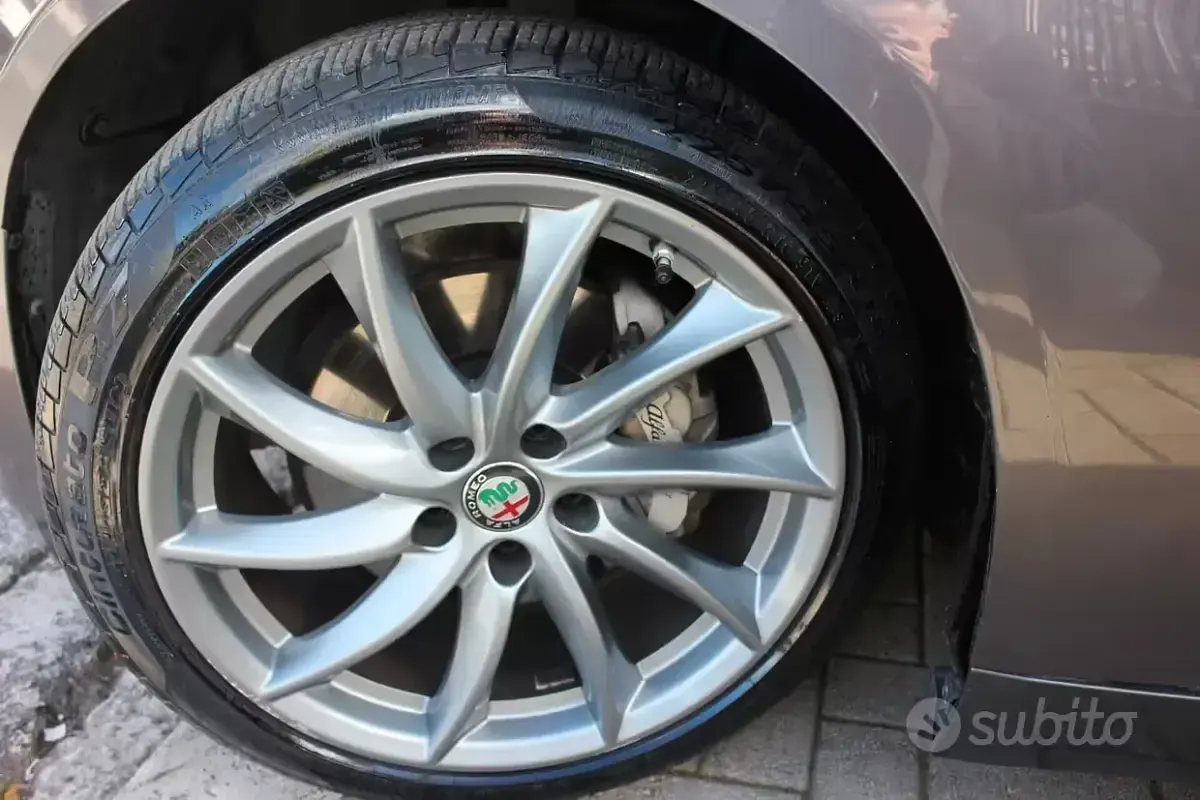 Käytetty Alfa Romeo Giulia Super 160 HP (117 kW) 2019 Harmaa Sedan