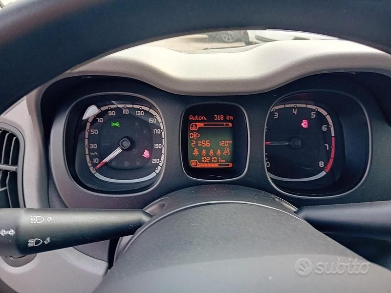 Usata Fiat Panda Lounge 69 CV (50 kW) 2015 Rosso Utilitaria