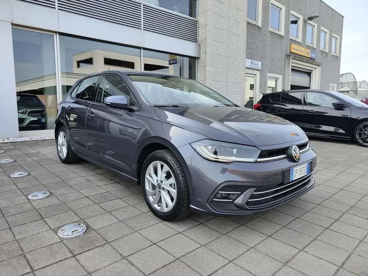 Usado VW Polo 95 CV (69 kW) 2023 Gris Utilitario