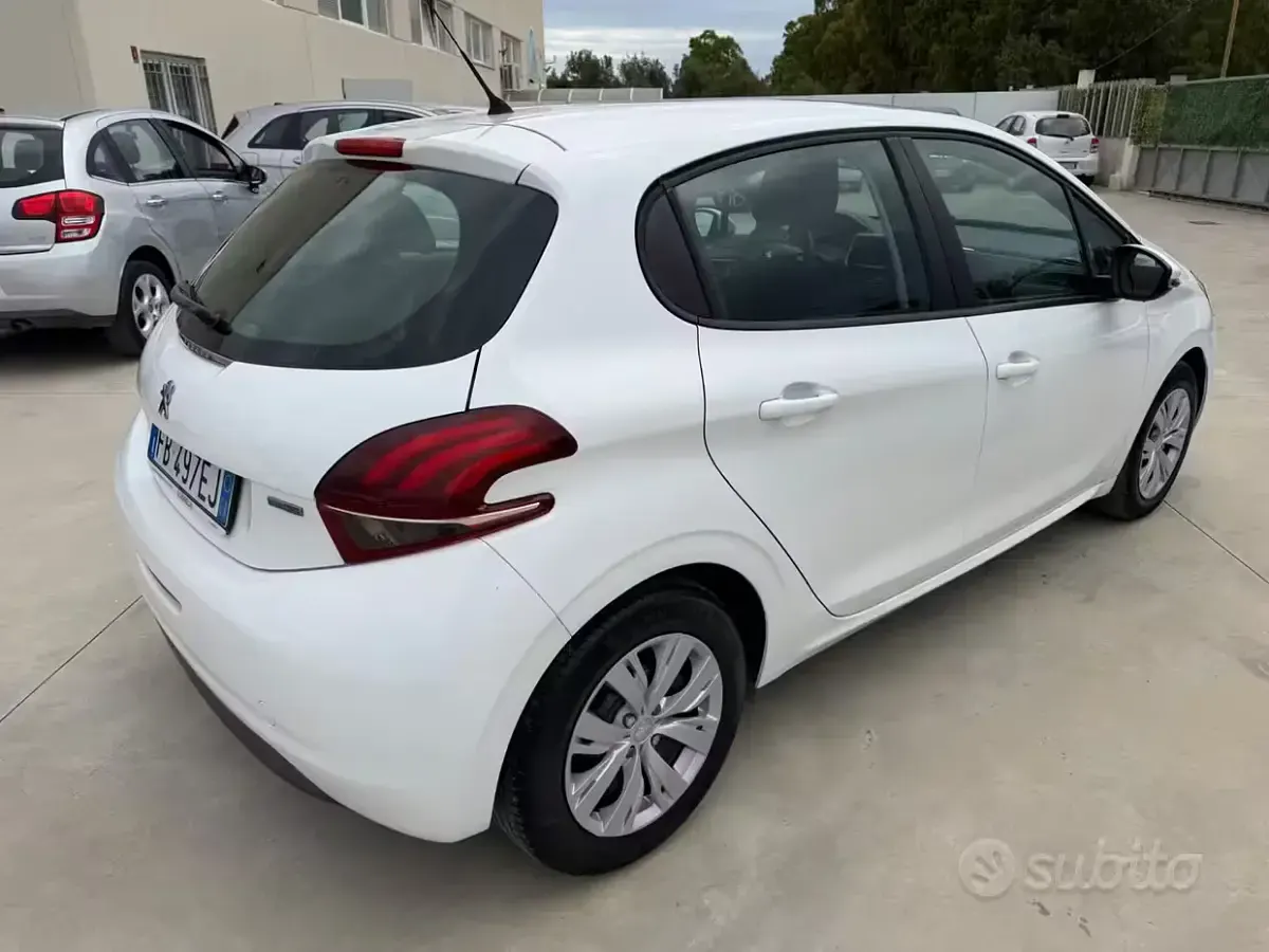 Usata Peugeot 208 Active 75 CV (55 kW) 2015 Bianco Utilitaria