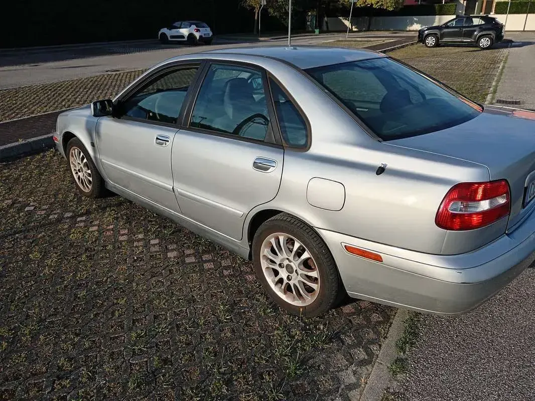 Usata Volvo S40 109 CV (80 kW) 2002 Argento Berlina