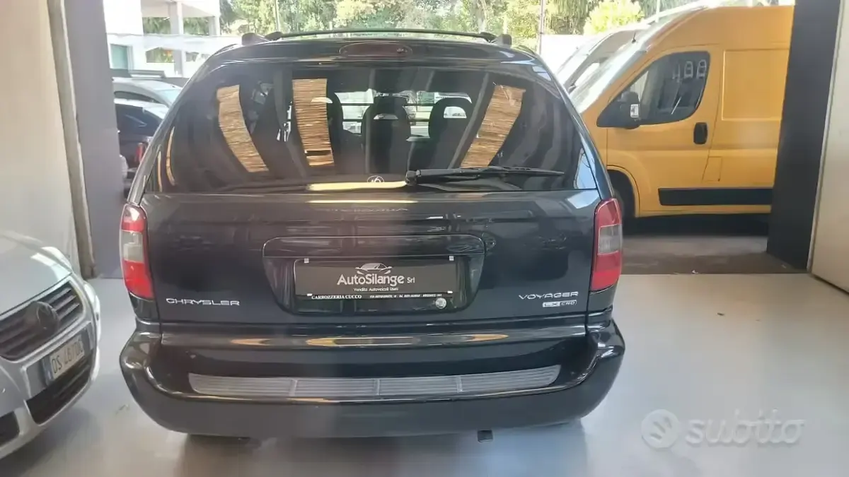 Usata Chrysler Voyager 141 CV (103 kW) 2001 Grigio Monovolume