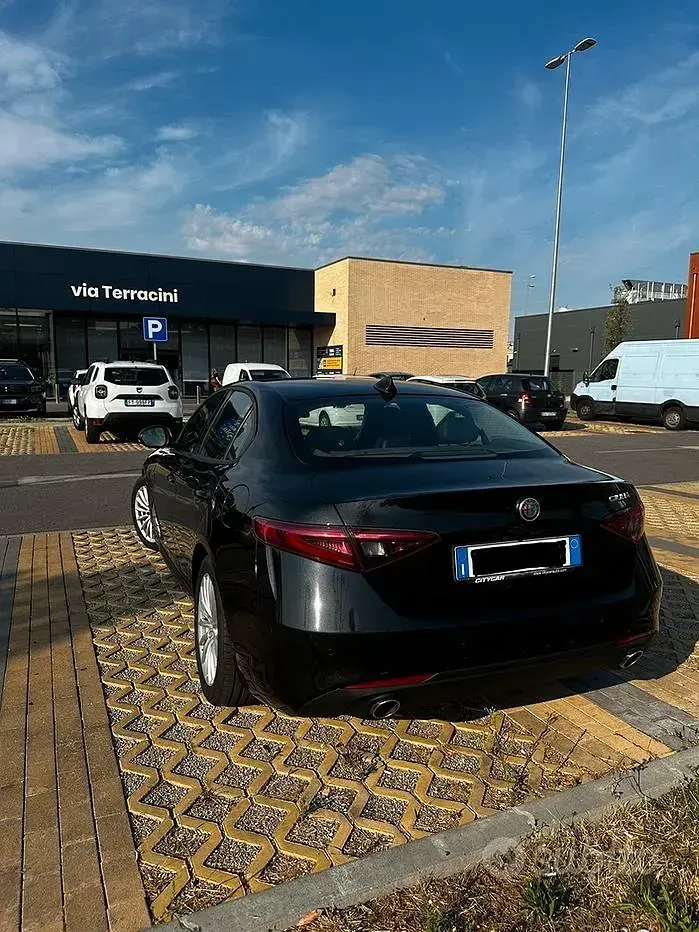 Usata Alfa Romeo Giulia 180 CV (132 kW) 2016 Nero Berlina