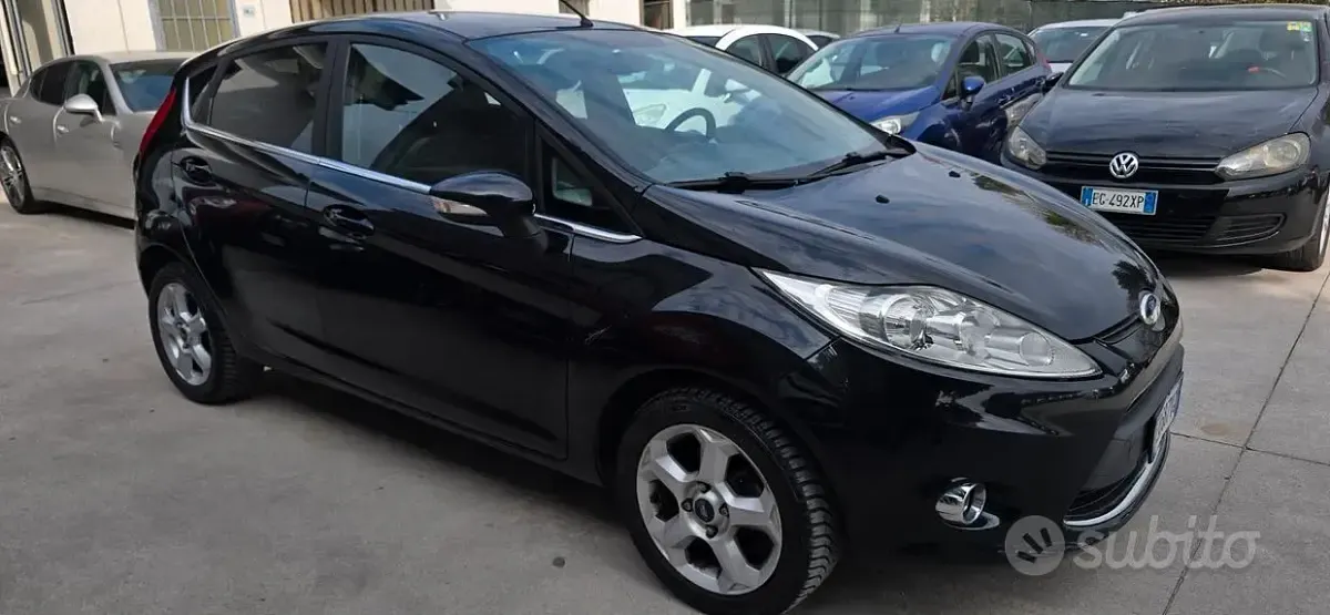 Usado Ford Fiesta 92 HP (67 kW) 2010 Preto Sedan