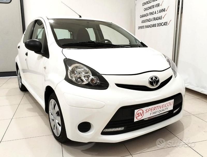 Bianco Usata 2013 Toyota Aygo Connect Style Due volumi | 7900 € (Cara) - Immagine 1/4