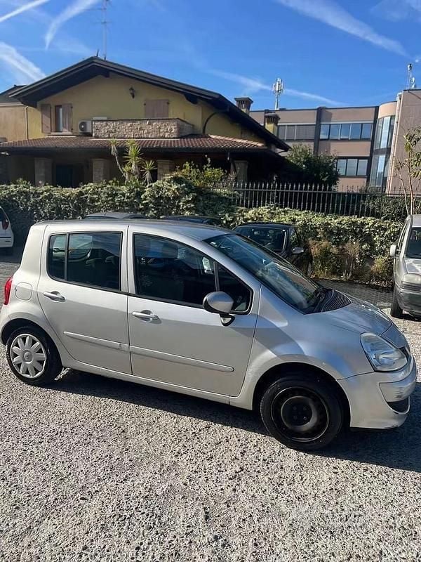 Käytetty Renault Modus 75 HP (55 kW) 2011 Harmaa Tila-auto