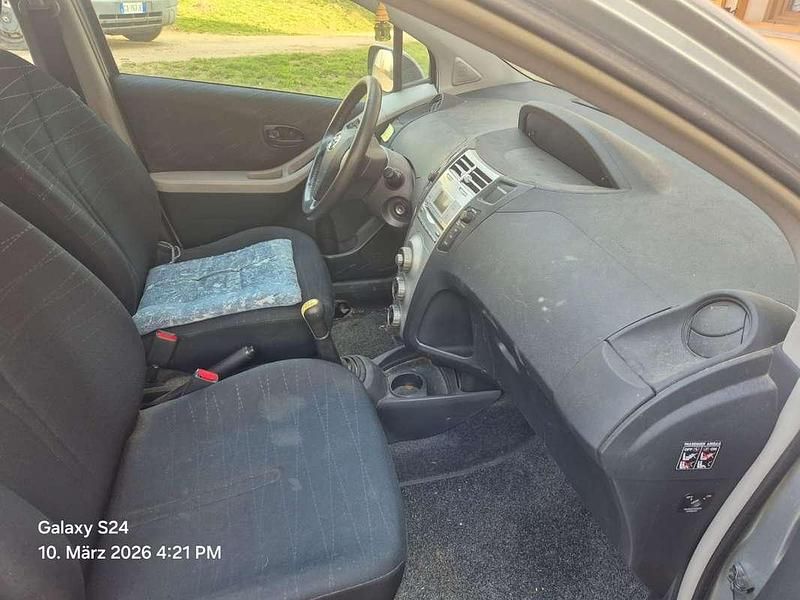 Usata Toyota Yaris Sol 87 CV (63 kW) 2006 Argento Berlina