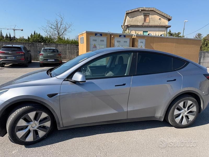 Usata Tesla Model Y 178 kW (243 CV) 2024 Grigio SUV
