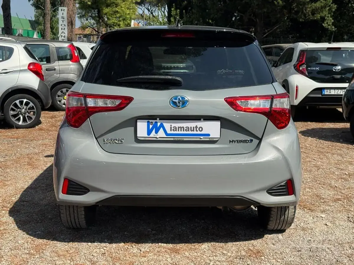 Usata Toyota Yaris Hybrid Active 101 CV (74 kW) 2018 Grigio Berlina