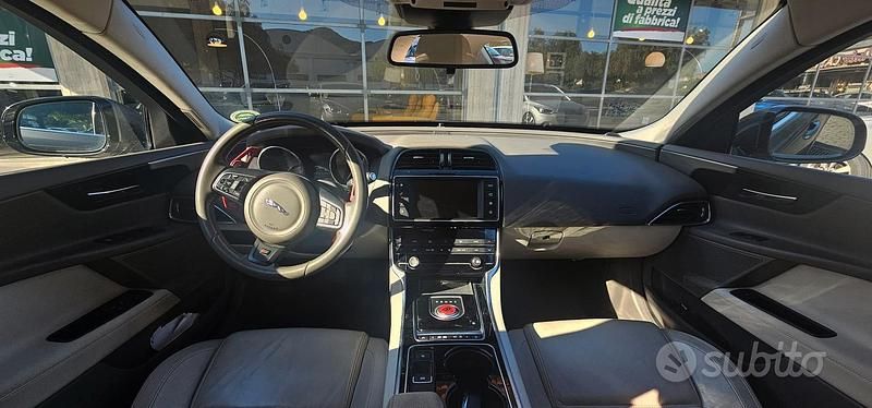 Usata Jaguar XE 180 CV (132 kW) 2015 Grigio Berlina