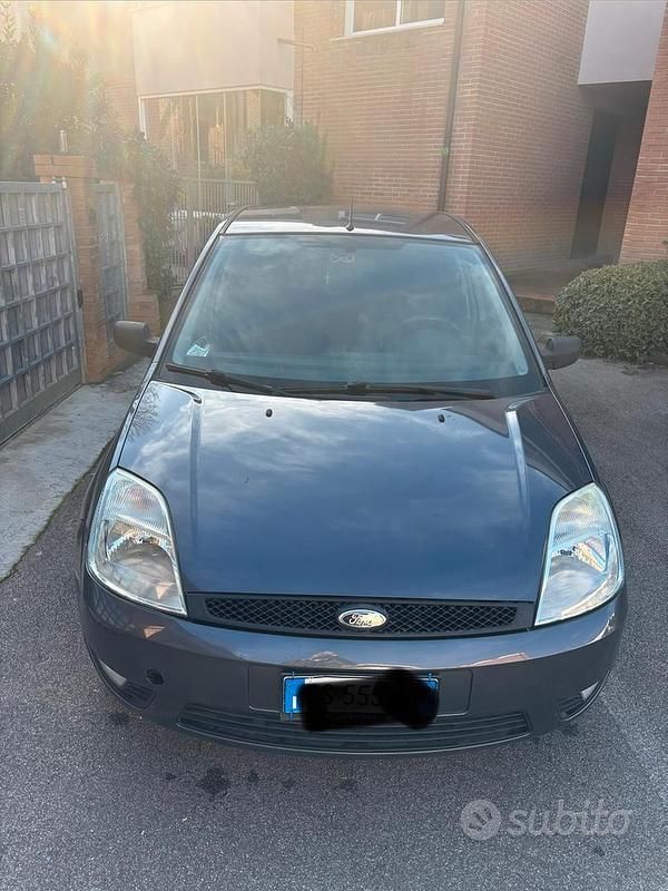 Usata Ford Fiesta Zetec 68 CV (50 kW) 2004 Grigio Utilitaria