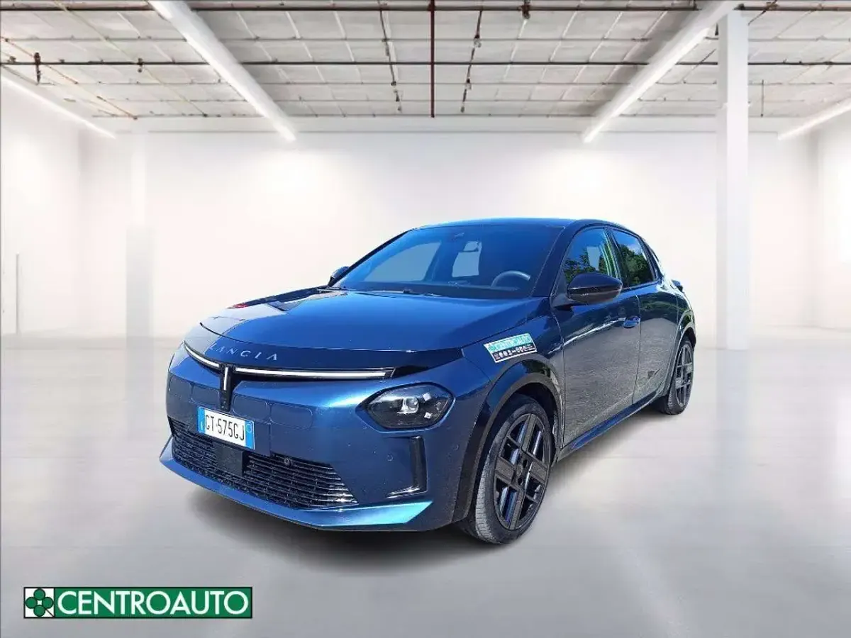 Usata Lancia Ypsilon 61 kW (84 CV) 2024 Blu metallizzato Utilitaria