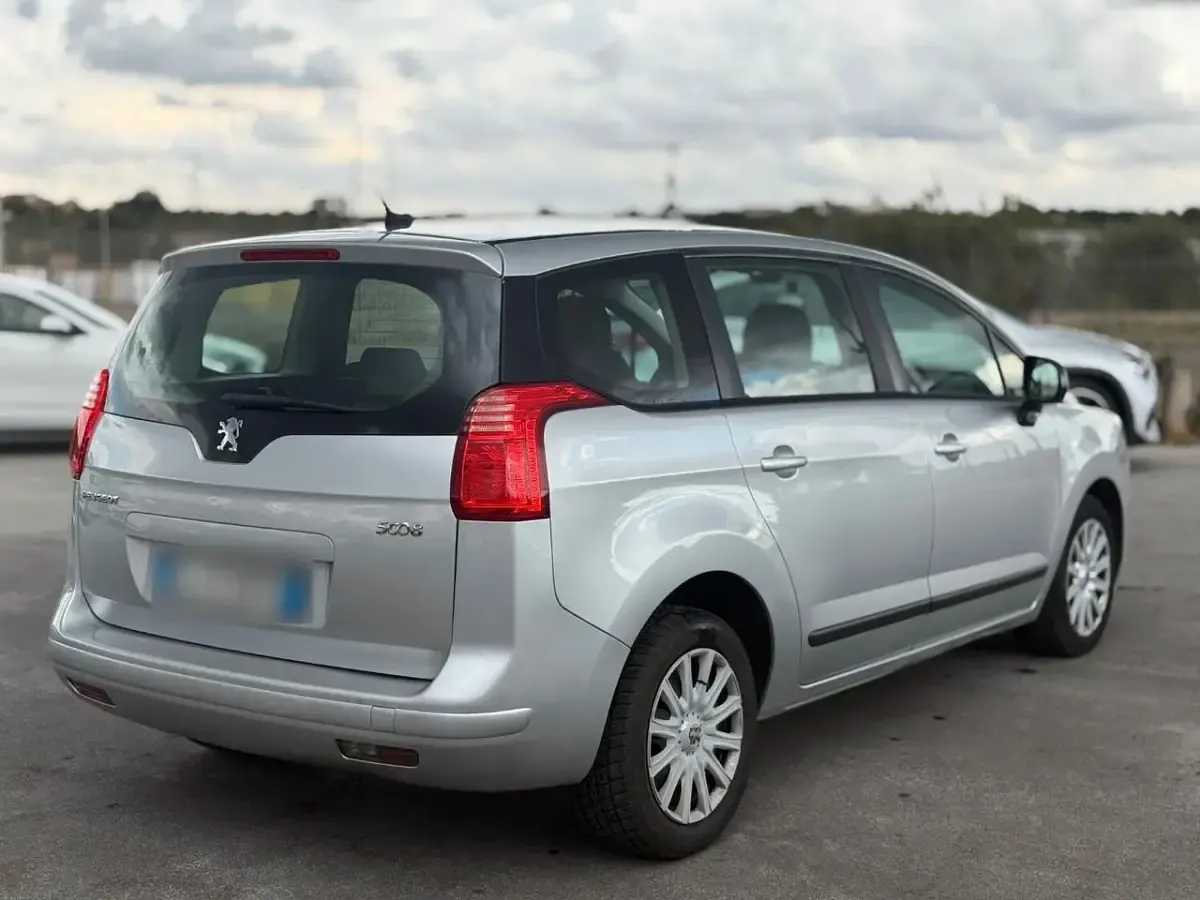 Usata Peugeot 5008 112 CV (82 kW) 2011 Argento Monovolume