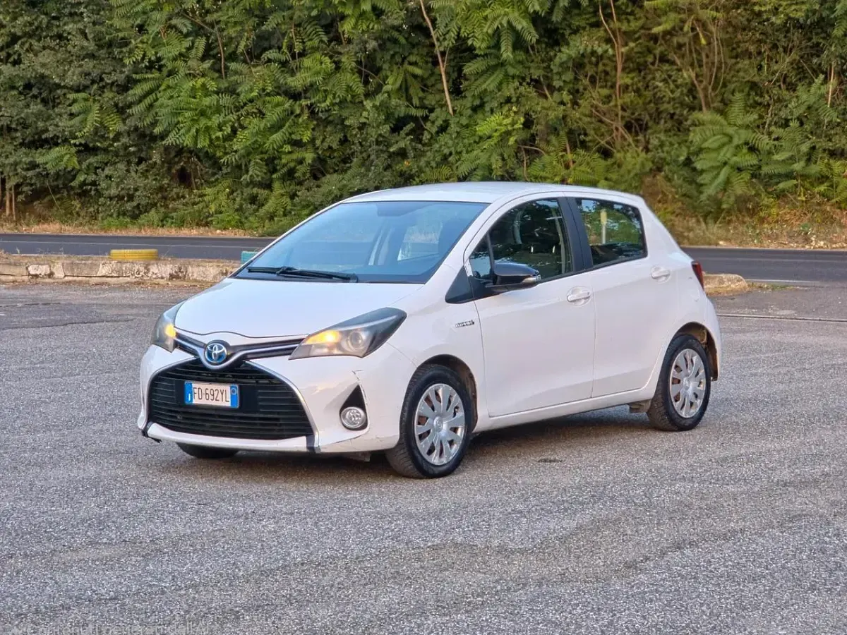 Usata Toyota Yaris Hybrid Active 73 CV (53 kW) 2016 Bianco Berlina