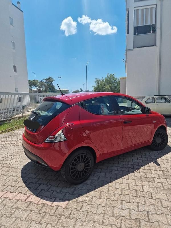 Usata Lancia Ypsilon 69 CV (50 kW) 2020 Rosso Utilitaria