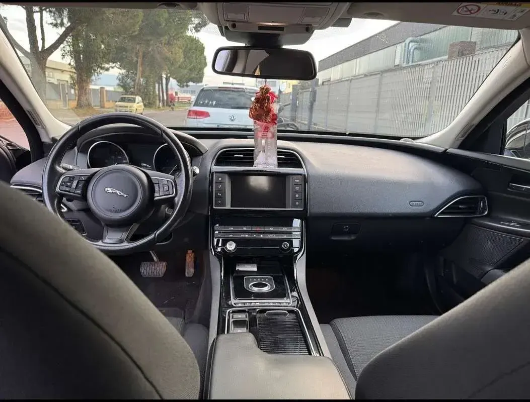 Usata Jaguar XE Pure 179 CV (131 kW) 2017 Berlina
