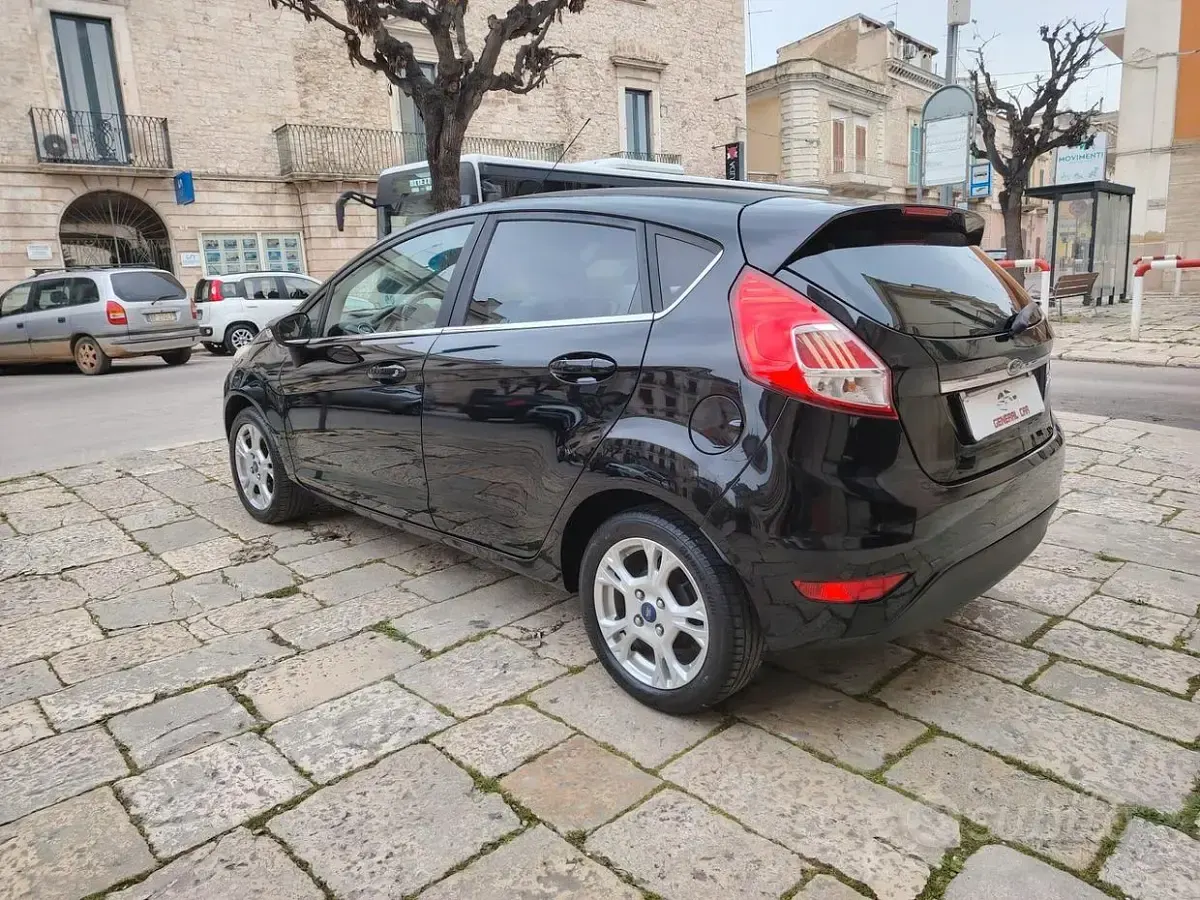 Second-hand Ford Fiesta Titanium 75 CP (55 kW) 2016 Negru Hatchback