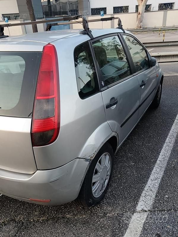 Usata Ford Fiesta 75 CV (55 kW) 2002 Grigio Utilitaria