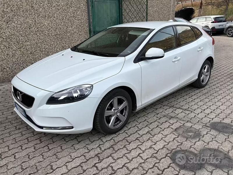 Usata Volvo V40 Momentum 120 CV (88 kW) 2017 Bianco Berlina