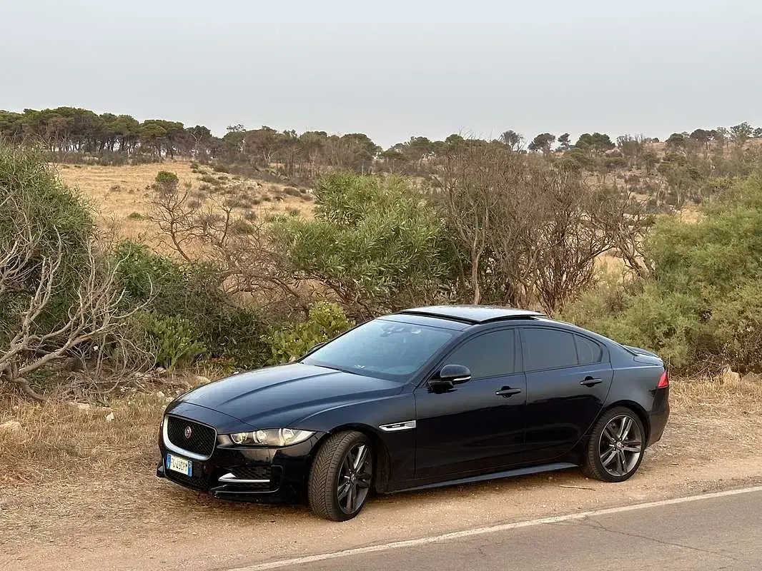 Usata Jaguar XE R-Sport 180 CV (132 kW) 2016 Bluazzurro Berlina