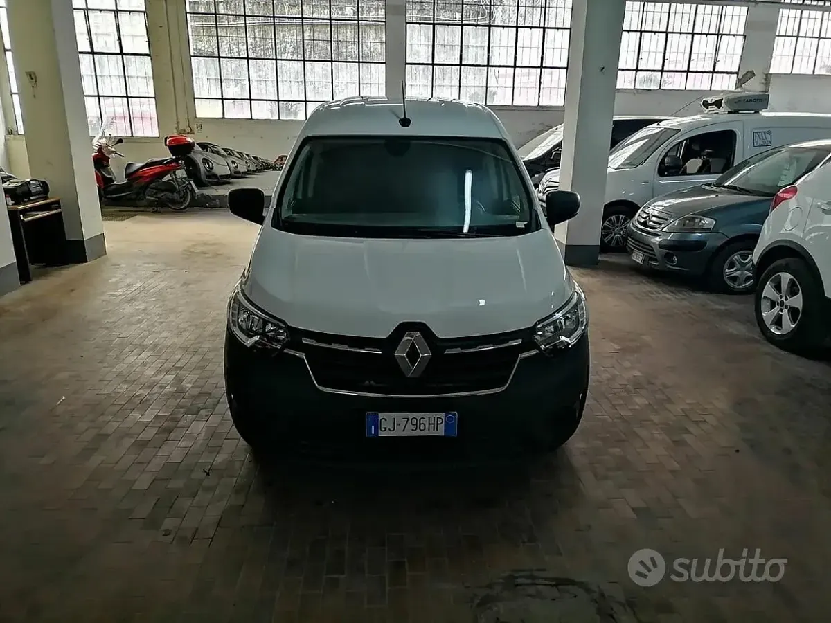 Usado Renault Kangoo 75 CV (55 kW) 2022 Blanco Monovolumen