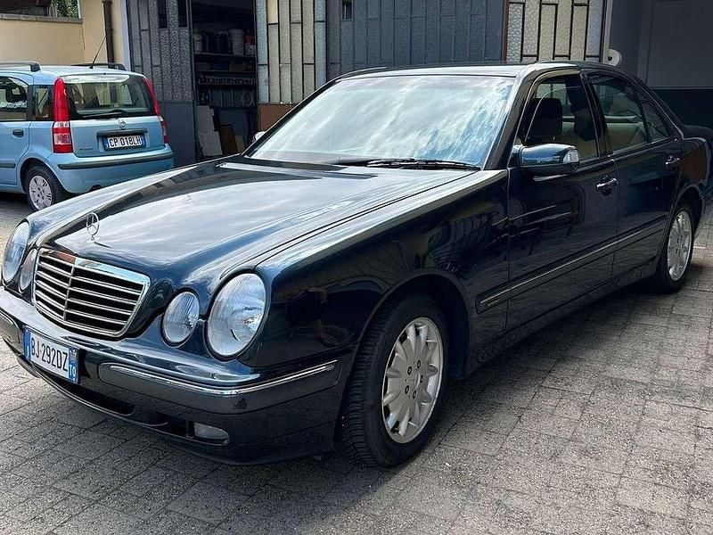 Usata Mercedes E200 Elegance 186 CV (136 kW) 2000 Blu/azzurro Berlina