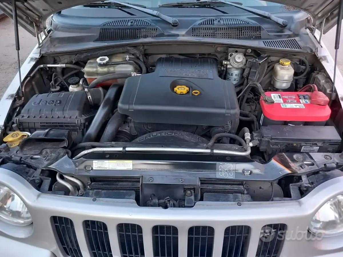 Usata Jeep Cherokee 143 CV (105 kW) 2004 Grigio SUV