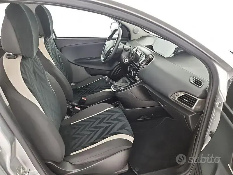 Usata Lancia Ypsilon Gold 69 CV (50 kW) 2017 Grigio Utilitaria