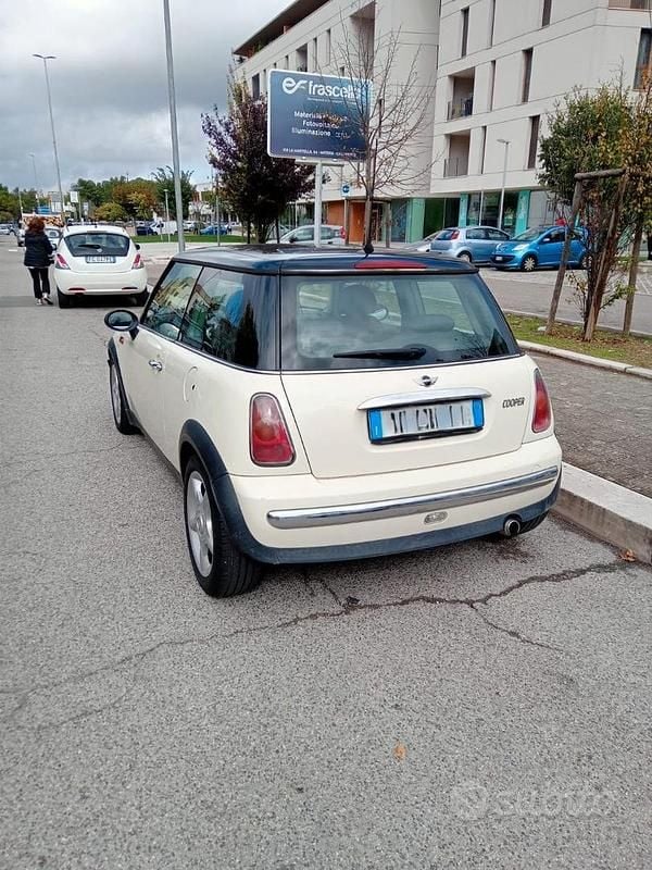 Usata Mini Cooper 116 CV (85 kW) 2004 Bianco Utilitaria