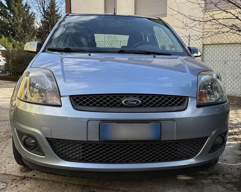 Usata Ford Fiesta Ghia 75 CV (55 kW) 2007 Berlina